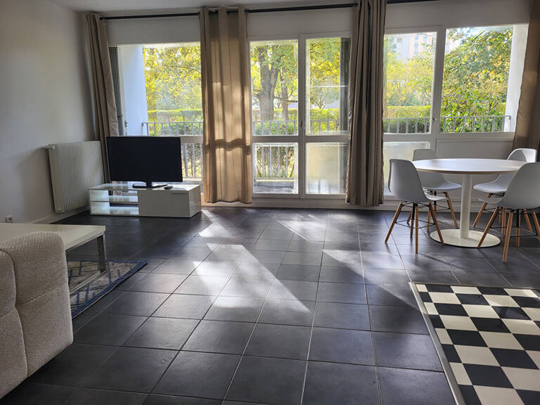 chevilly Larue location meublée  sur parc arborée , 37 m2  loyer 990 euros — photo 1