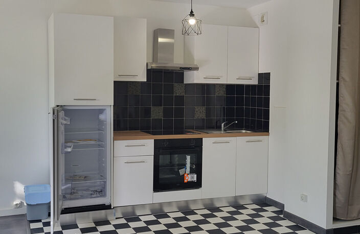chevilly Larue location meublée  sur parc arborée , 37 m2  loyer 990 euros — photo 2