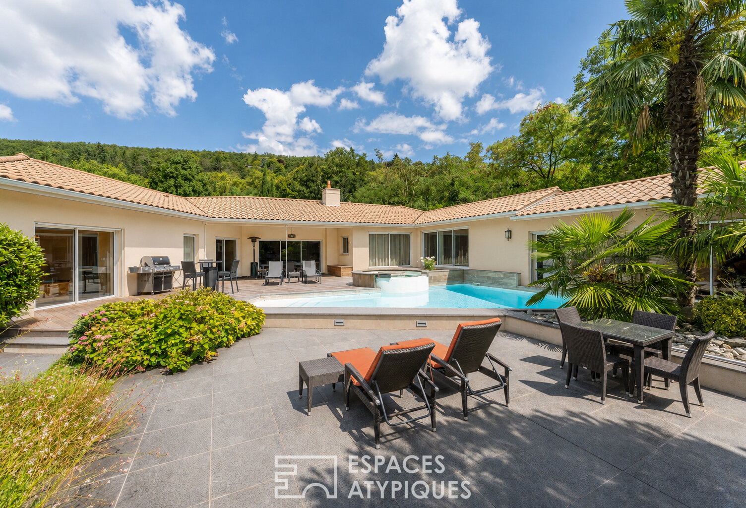 Maison de plain-pied avec jardin arboré et piscine au coeur de Limonest — photo 1