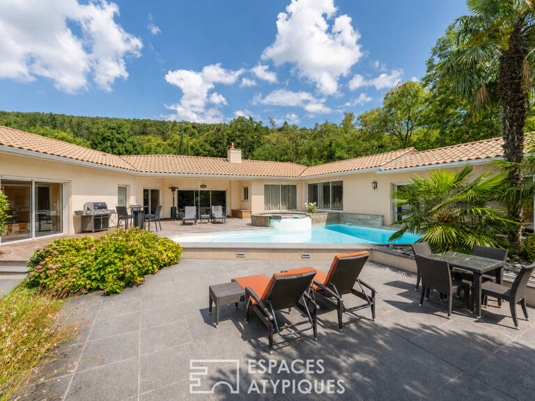 Maison de plain-pied avec jardin arboré et piscine au coeur de Limonest — photo 1