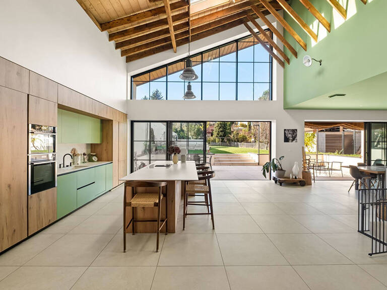 La renaissance d'une usine en maison d'architecte au coeur de Charly — photo 1