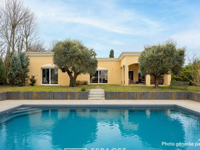 Maison de plain pied avec piscine — photo du bien