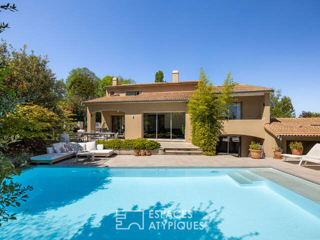 Maison d'architecte rénovée avec piscine au coeur d'un domaine privé à Saint-Genis-Laval — photo du bien