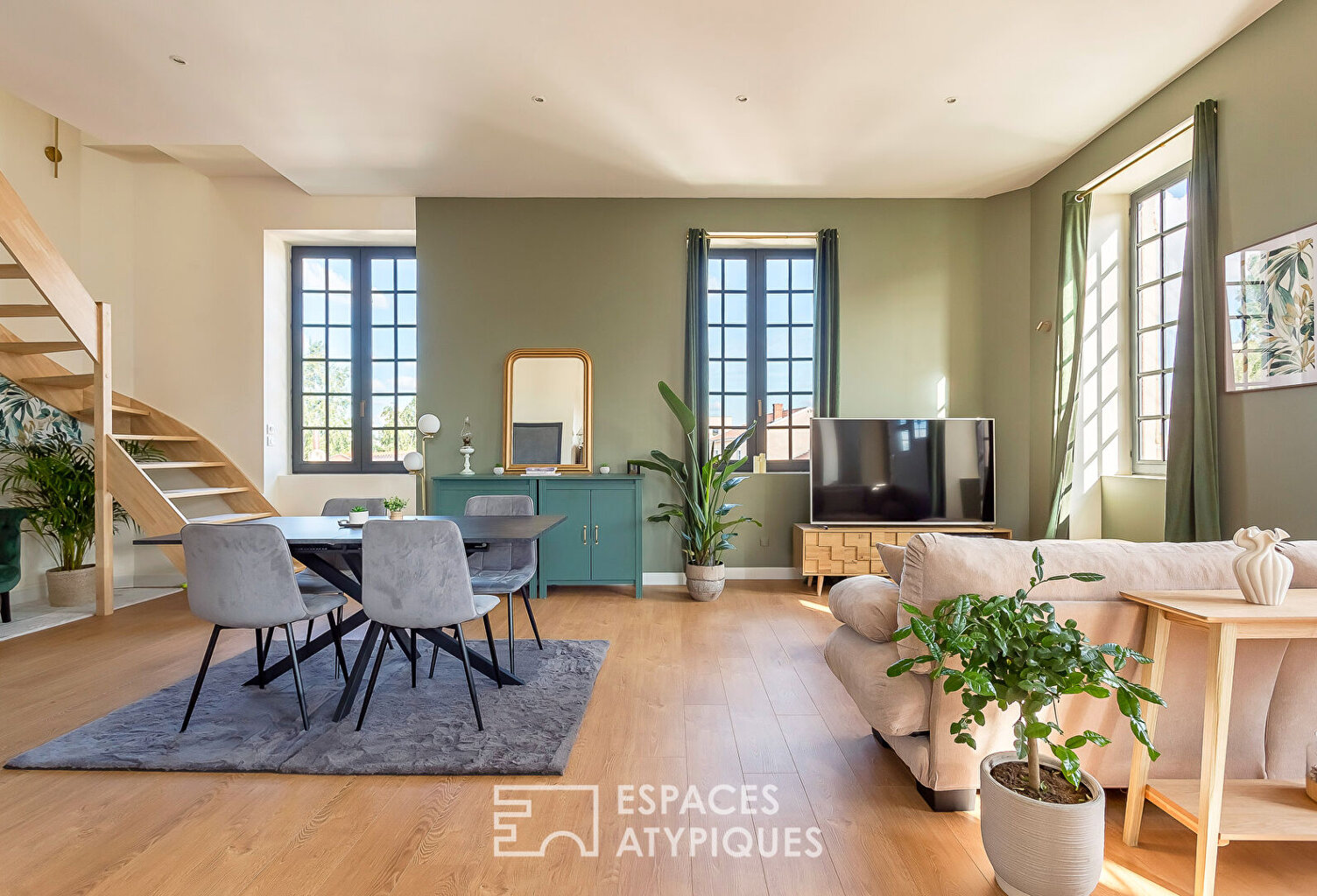 Duplex rénové avec balcon dans une bâtisse — photo 1
