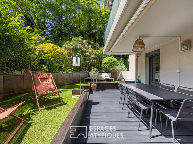 Rez-de-jardin rénové dans une résidence avec piscine et tennis — photo du bien