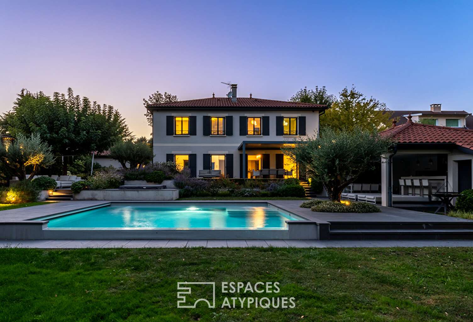 Maison contemporaine avec piscine à l'abri des regards et une vue dégagée — photo 1