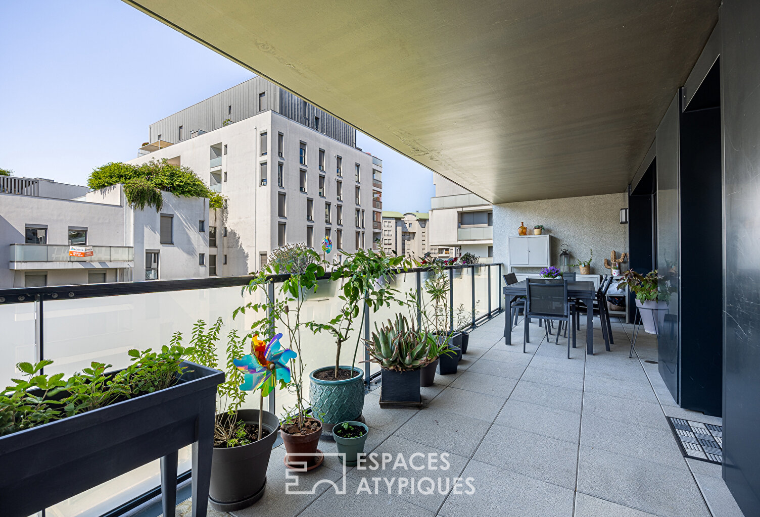 Appartement contemporain avec terrasse et garage — photo 1