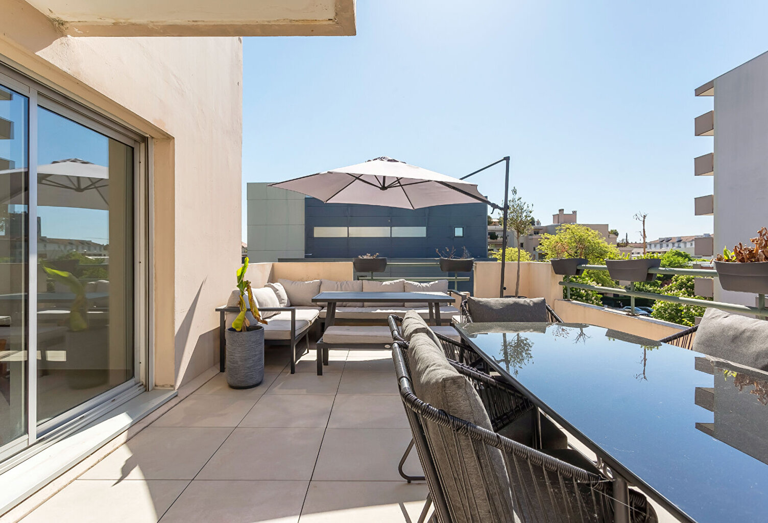 Appartement entièrement rénové avec terrasse et balcon — photo 1