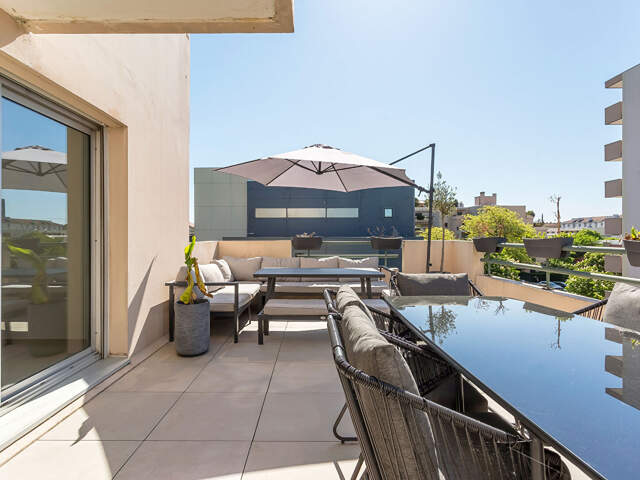 Appartement entièrement rénové avec terrasse et balcon — photo du bien