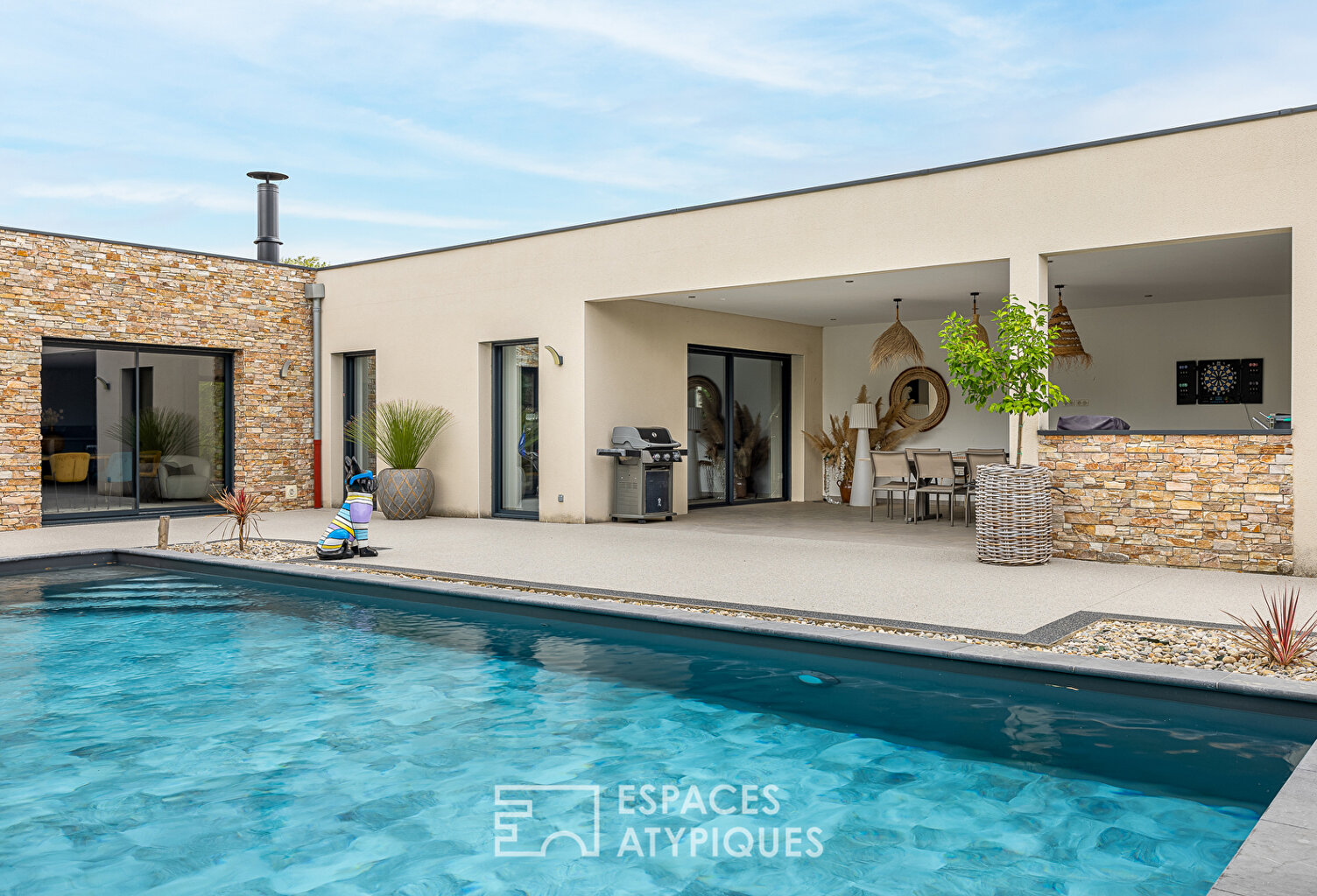 Contemporaine et piscine ou l'art de vivre en extérieur paysagé — photo 1