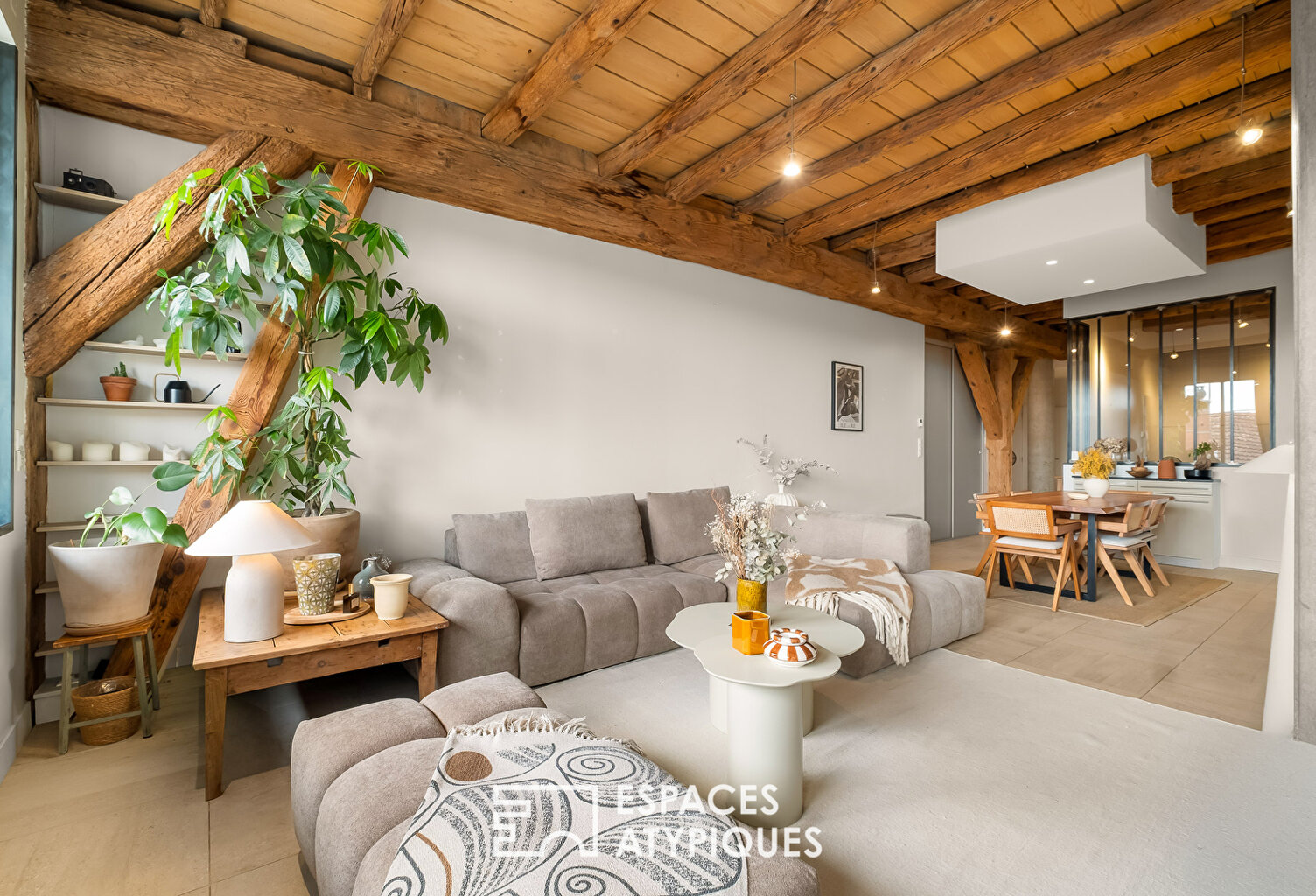 Rénovation contemporaine au sein d'un ancien bâtiment industriel — photo 1