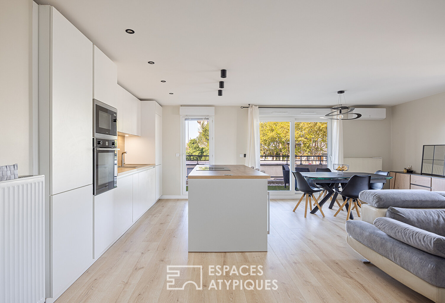 Appartement contemporain avec extérieur et garage — photo 1