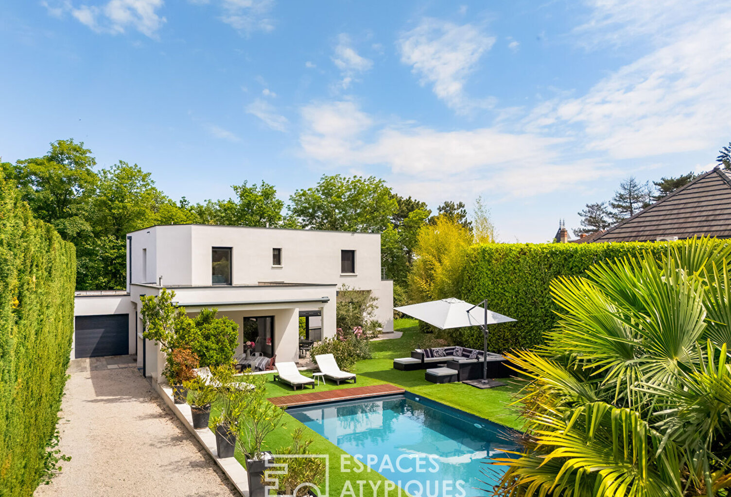 Maison contemporaine dans un écrin de verdure avec piscine — photo 1