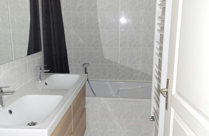 Appartement - 96 m2 - T4 / T5 — photo 3
