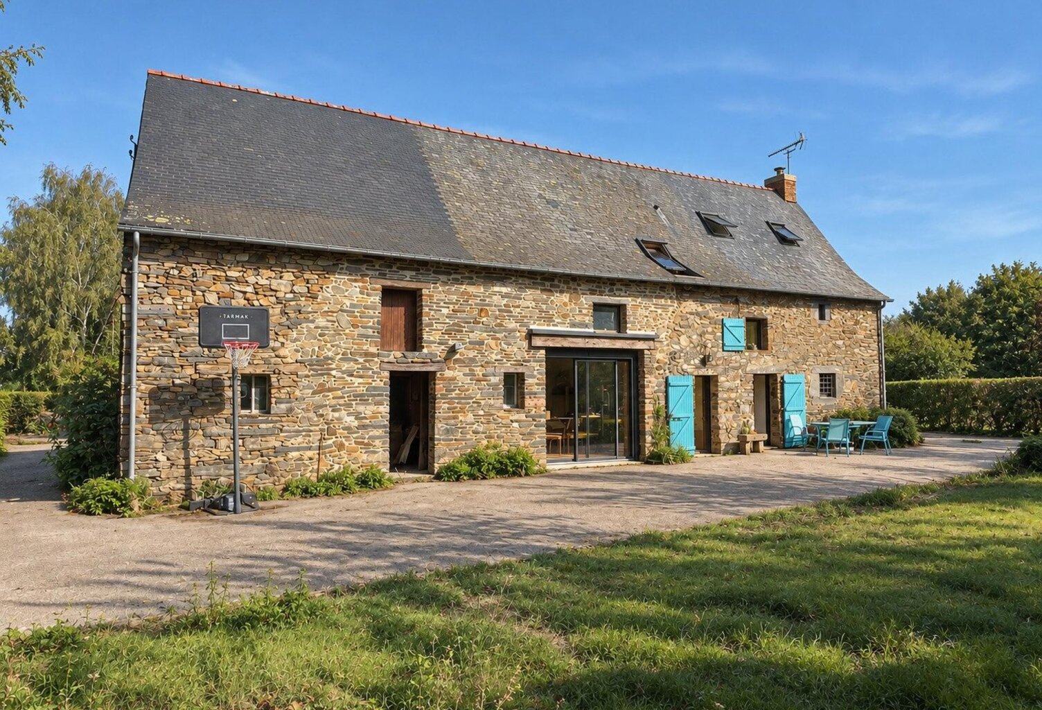 Maison en pierre, grand jardin et dépendances — photo 1