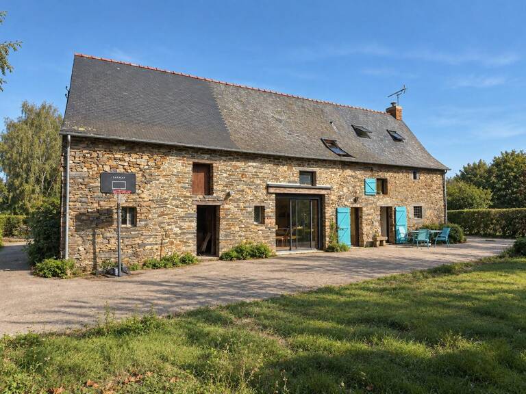Maison en pierre, grand jardin et dépendances — photo 1