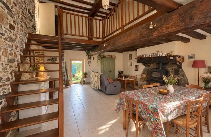 Maison en pierre, grand jardin et dépendances — photo 3