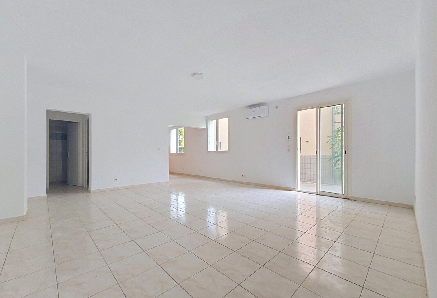 Un spacieux appartement T4 avec terrasse, parking et cave, à moins de 200 mètres des thermes de Lamalou-les-Bains. — photo 1