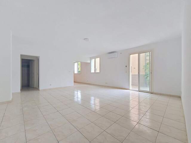 Un spacieux appartement T4 avec terrasse, parking et cave, à moins de 200 mètres des thermes de Lamalou-les-Bains. — photo du bien