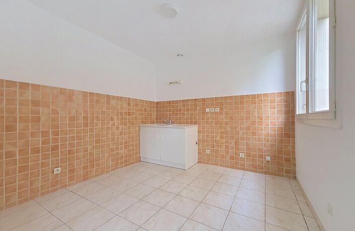 Un spacieux appartement T4 avec terrasse, parking et cave, à moins de 200 mètres des thermes de Lamalou-les-Bains. — photo 4