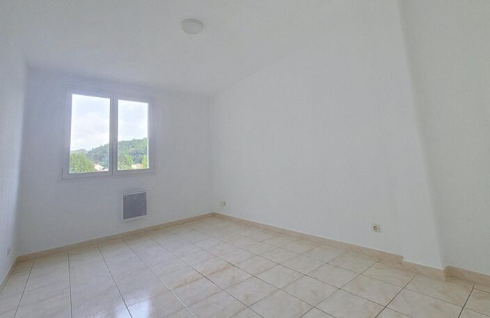 Un spacieux appartement T4 avec terrasse, parking et cave, à moins de 200 mètres des thermes de Lamalou-les-Bains. — photo 5