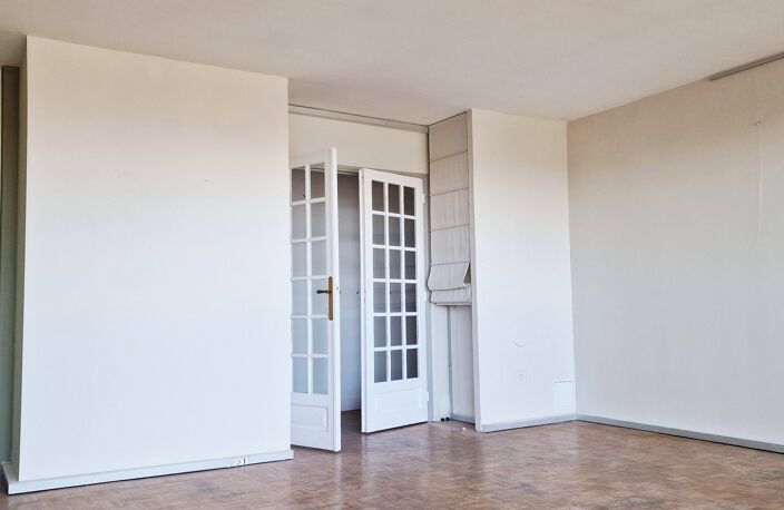 GRAND APPARTEMENT T2 AVEC BALCONS PARKING ET CAVE — photo 4
