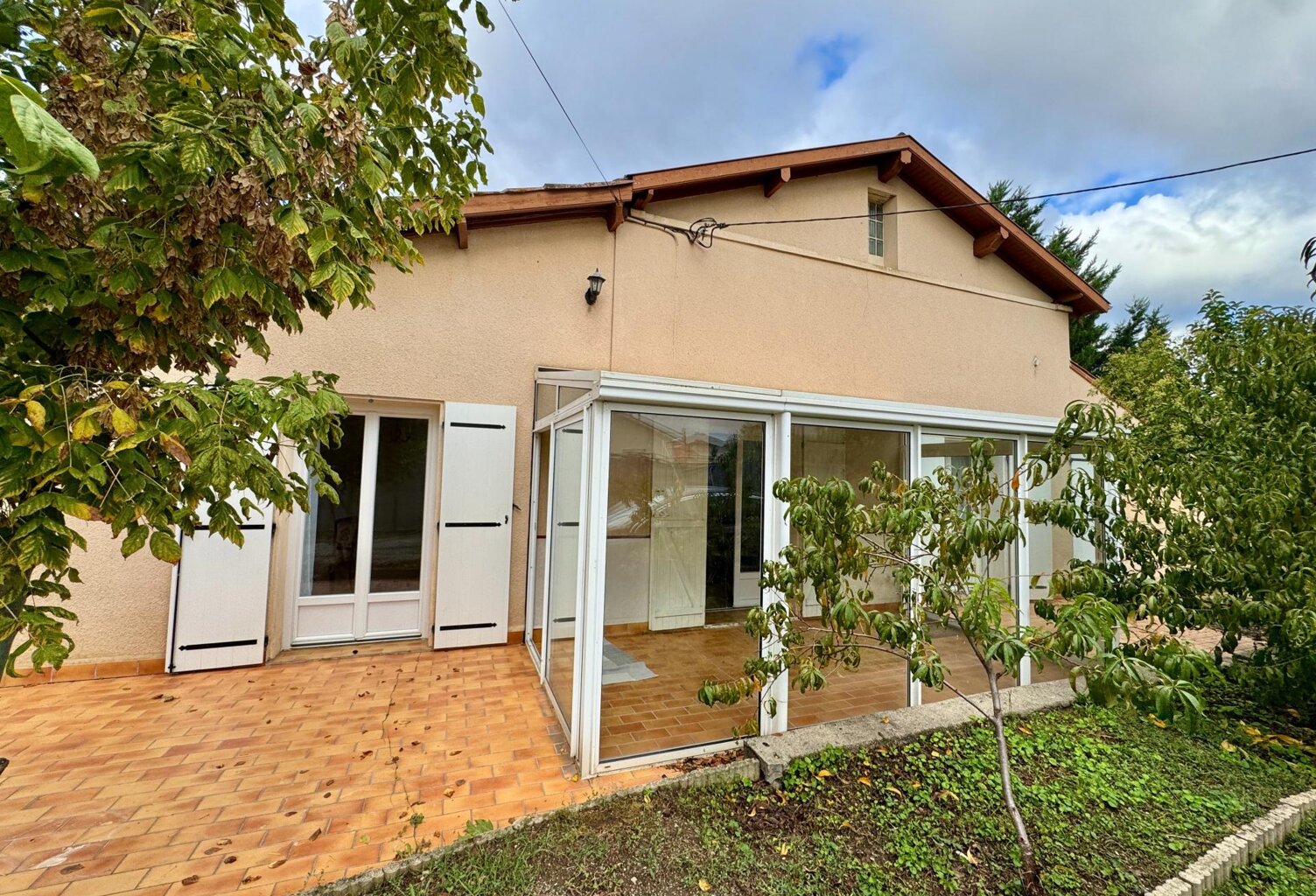 Maison de plain-pied avec jardin, garages et beau potentiel — photo 1