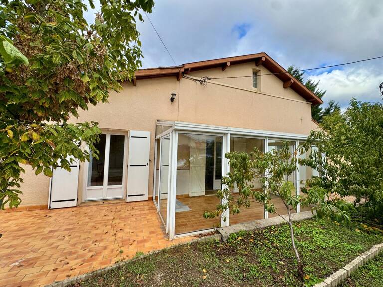 Maison de plain-pied avec jardin, garages et beau potentiel — photo 1