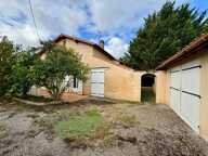 Maison de plain-pied avec jardin, garages et beau potentiel — photo 2