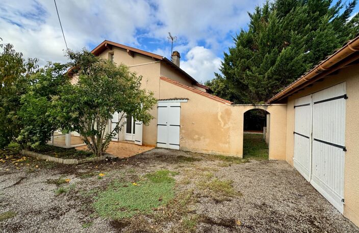 Maison de plain-pied avec jardin, garages et beau potentiel — photo 2