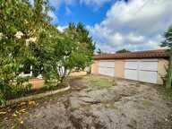 Maison de plain-pied avec jardin, garages et beau potentiel — photo 3