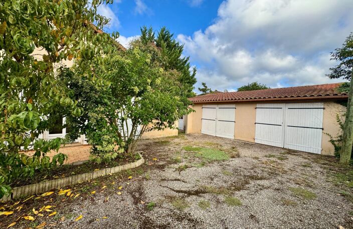 Maison de plain-pied avec jardin, garages et beau potentiel — photo 3