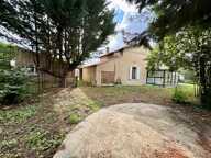Maison de plain-pied avec jardin, garages et beau potentiel — photo 4