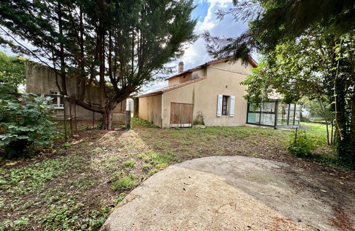 Maison de plain-pied avec jardin, garages et beau potentiel — photo 4