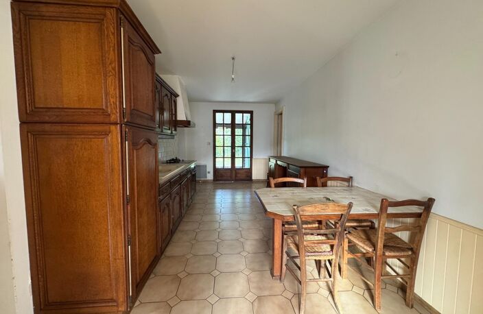 Maison de plain-pied avec jardin, garages et beau potentiel — photo 5