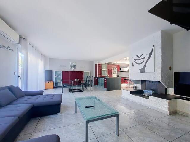 Maison de ville confortable avec deux extérieurs — photo du bien
