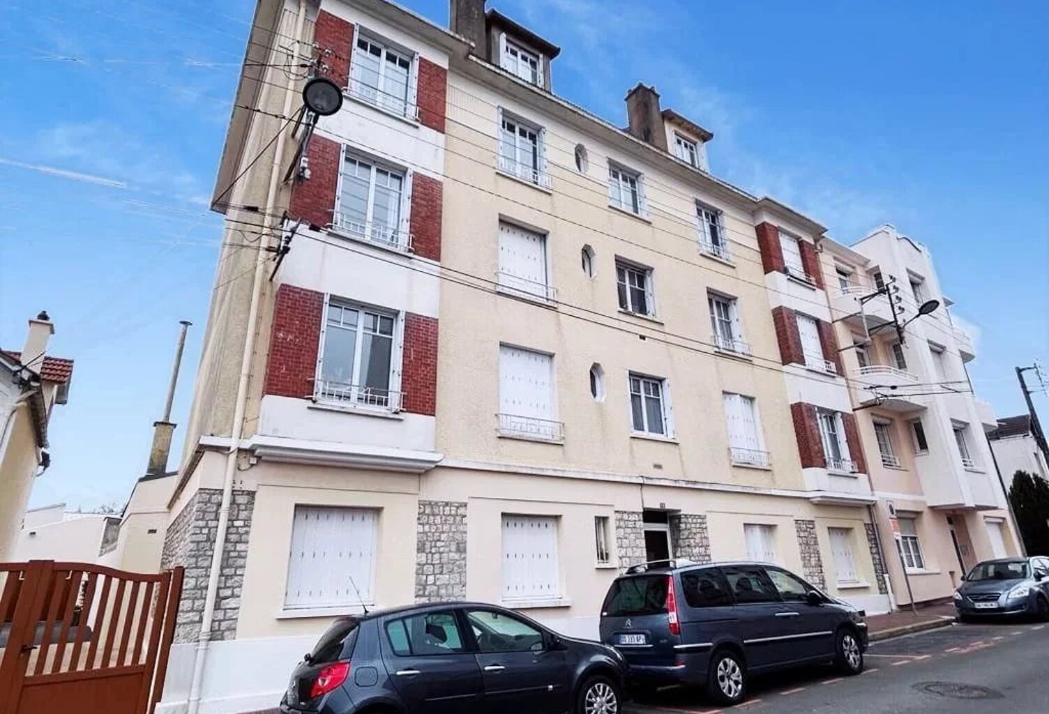 A LOUER - APPARTEMENT DE 2 PIECES AVEC PARKING — photo 1