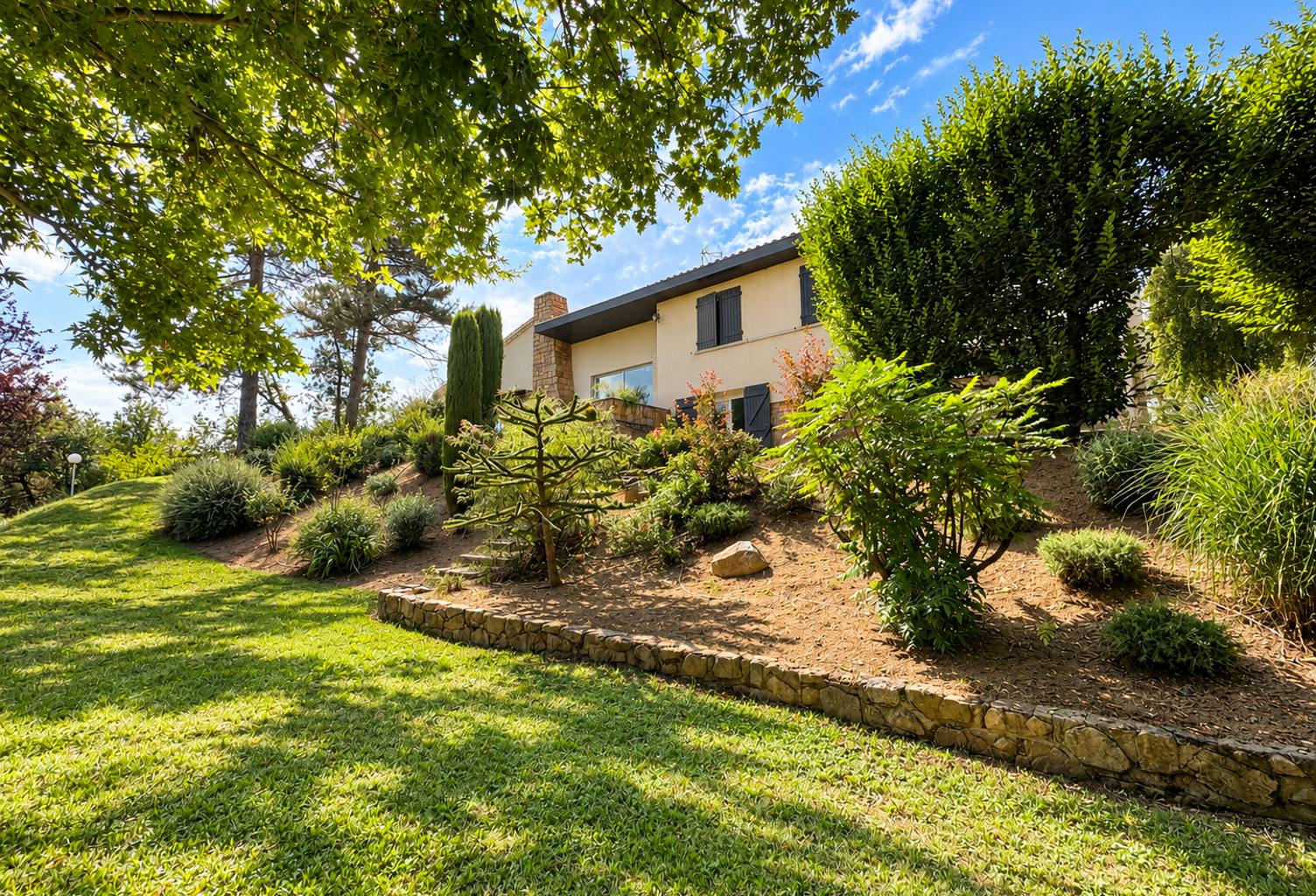 PROPRIÉTÉ DE 232 M2 AVEC PISCINE ET JARDIN PAYSAGER — photo 1