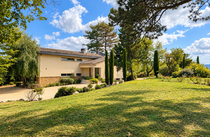 PROPRIÉTÉ DE 232 M2 AVEC PISCINE ET JARDIN PAYSAGER — photo 3