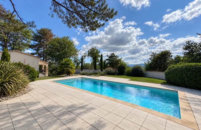 PROPRIÉTÉ DE 232 M2 AVEC PISCINE ET JARDIN PAYSAGER — photo 5