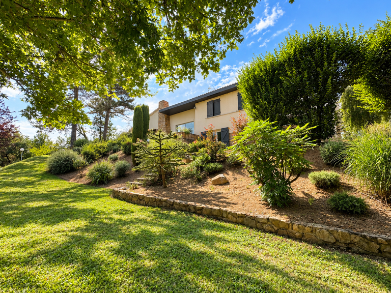 PROPRIÉTÉ DE 232 M2 AVEC PISCINE ET JARDIN PAYSAGER — photo 1