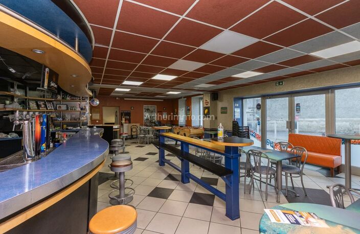 Pépite CHR en Isère : 680 m² d’outils fonctionnels (11 Ch, Bar Licence IV, Piscine) pour 3000 €/mois ! — photo 2