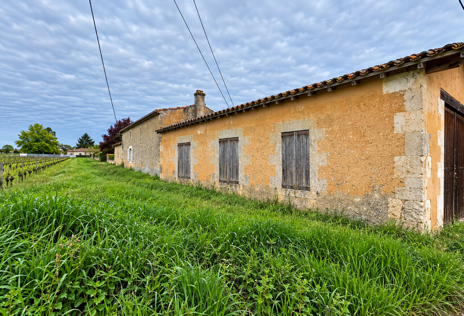 A VENDRE BÂTISSE EN PIERRE AVEC JARDIN A RENOVER - SECTEUR BLAYE — photo 1