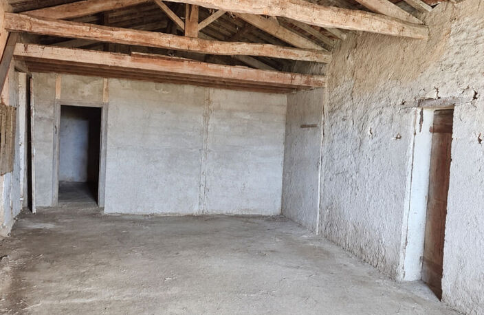 A VENDRE BÂTISSE EN PIERRE AVEC JARDIN A RENOVER - SECTEUR BLAYE — photo 2