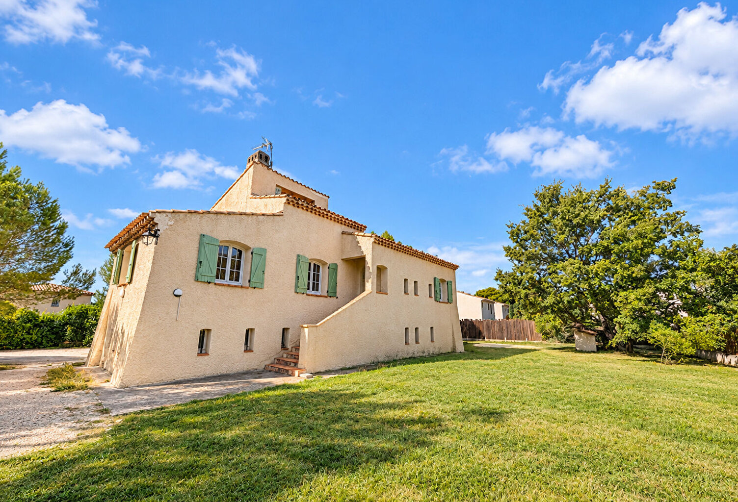 EGUILLES - Villa de 115m² sur 2186 m² de terrain — photo 1