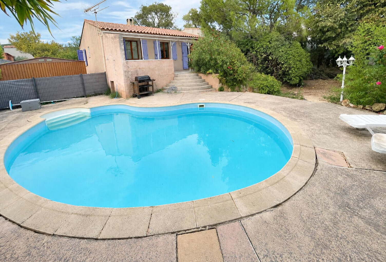 Maison de plain-pied de 80 m² avec piscine - La Fare les oliviers — photo 1