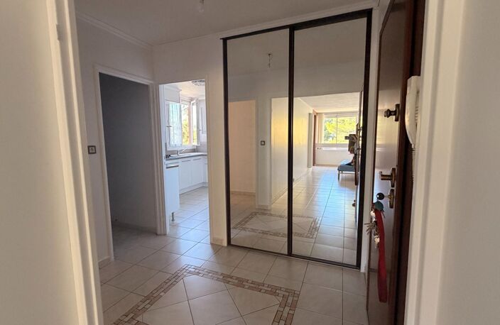 T4 soigné  Loggia et vue sur le plateau — photo 3