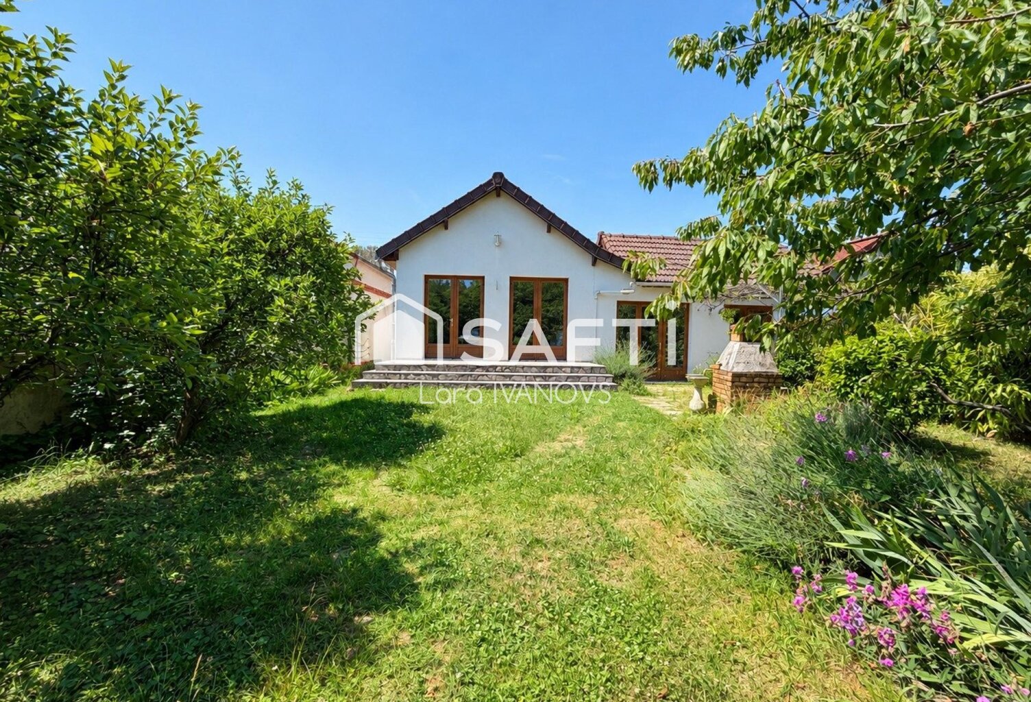 Maison de plain-pied avec jardin — photo 1