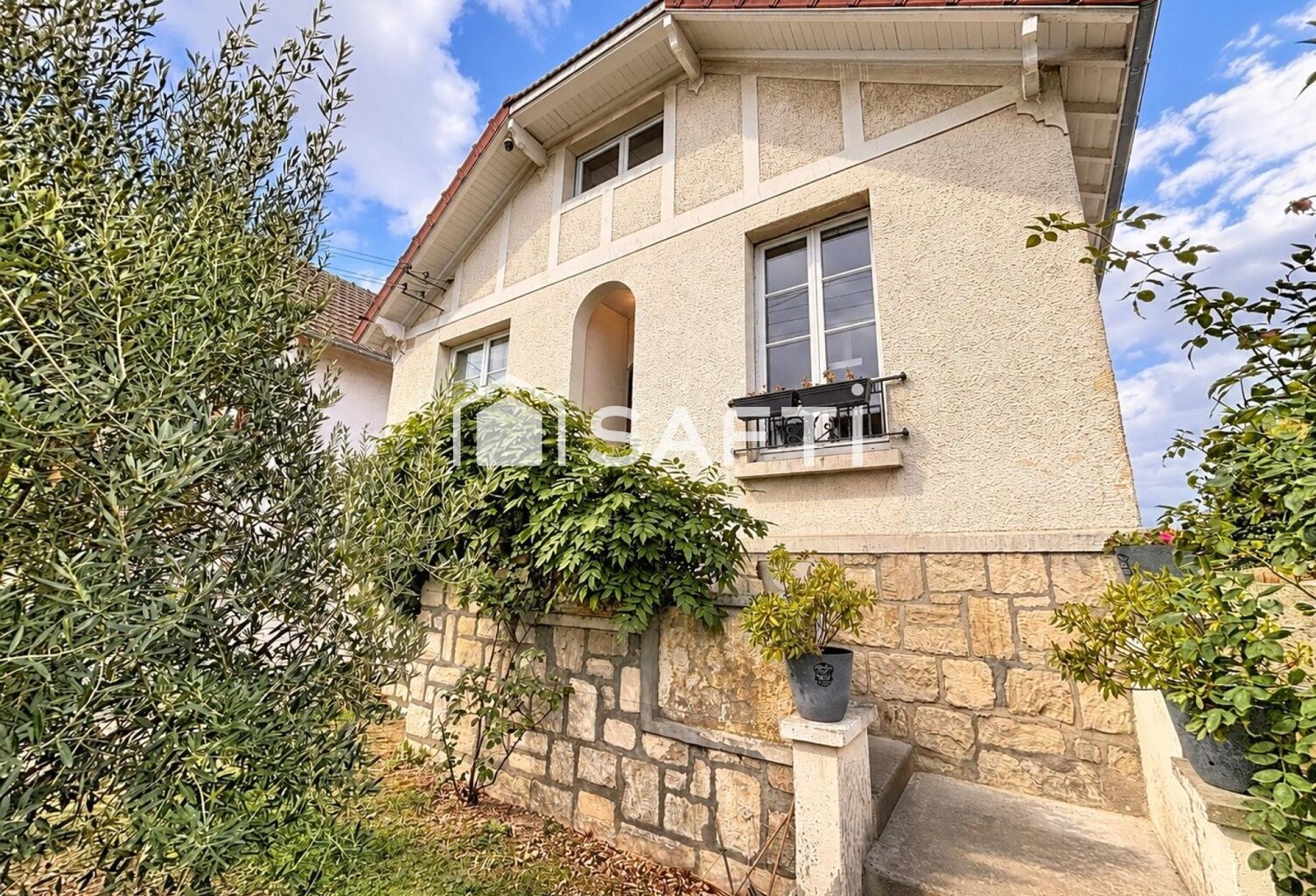 Maison de charme rénovée avec goût, jardin, stationnement et gare à pied, dans un environnement calme à Gargenville. — photo 1