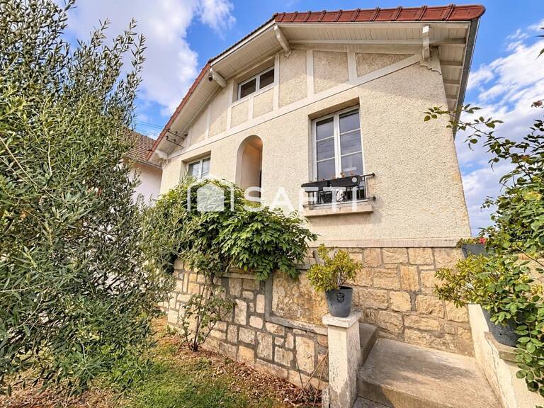 Maison de charme rénovée avec goût, jardin, stationnement et gare à pied, dans un environnement calme à Gargenville. — photo 1